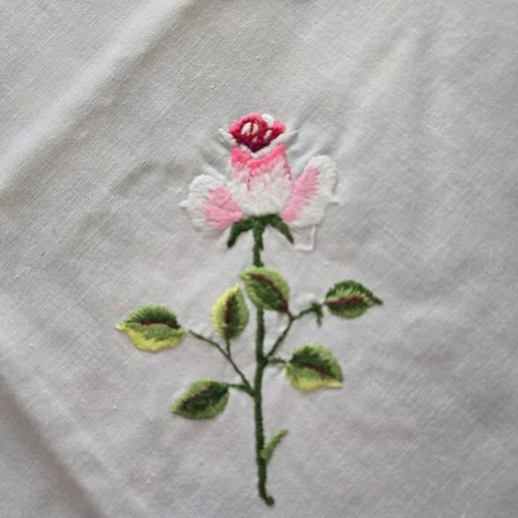 Beautiful Long Roses Embroidered Tablecloth - Never used - Picture 2 of 4